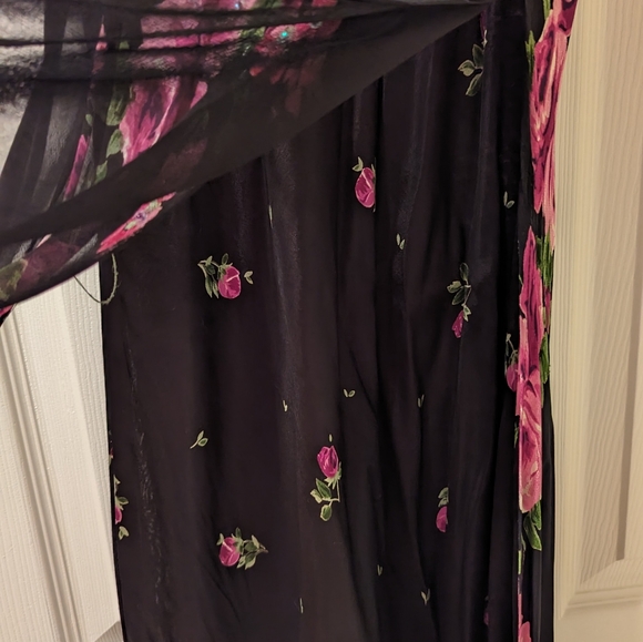 Dressy flowered long dress Size medium - Picture 2 of 4